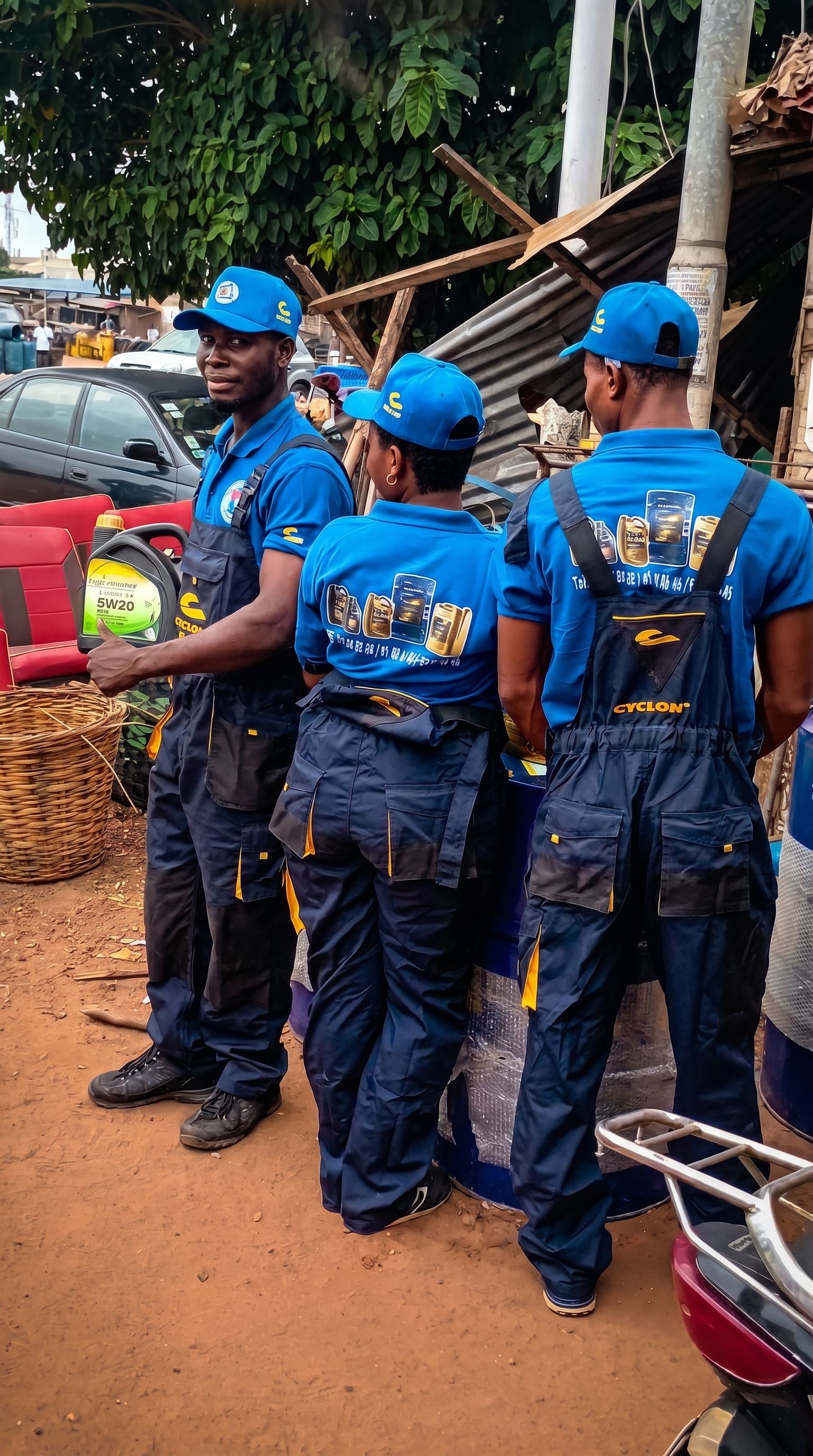 Équipe technique Cyclon Lubricants Togo à Lomé Adéticopé