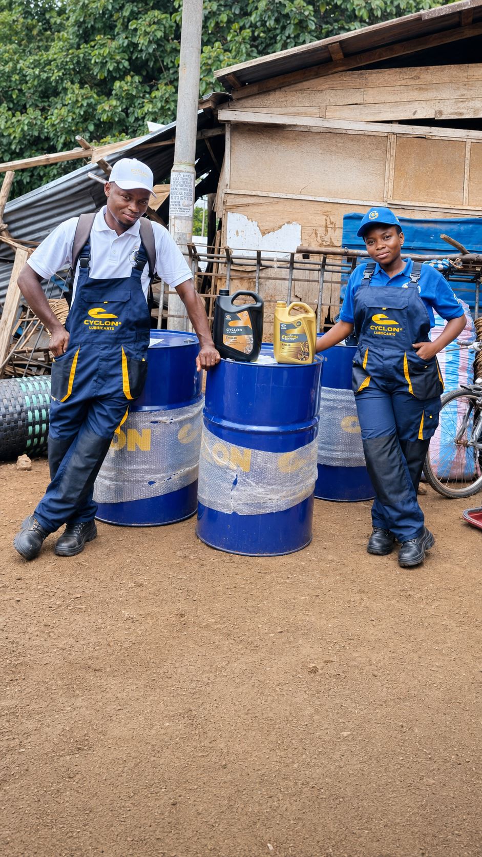Équipe Cyclon Togo avec fûts et bidons